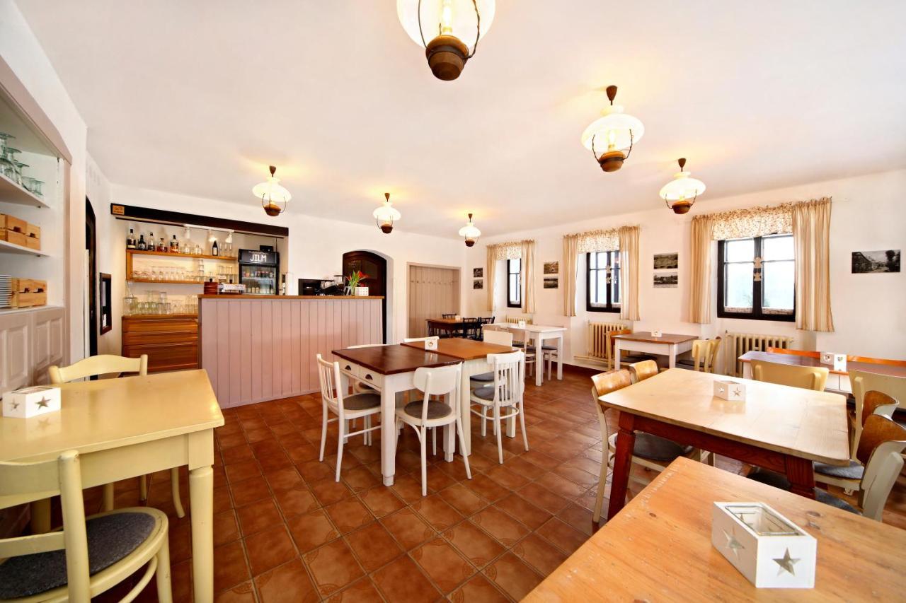 Restaurace A Penzion Jilm يليمنيتسي المظهر الخارجي الصورة